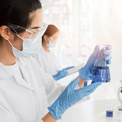 Representantes de empresas revisan la guía de inspección en laboratorios de productos higiénicos